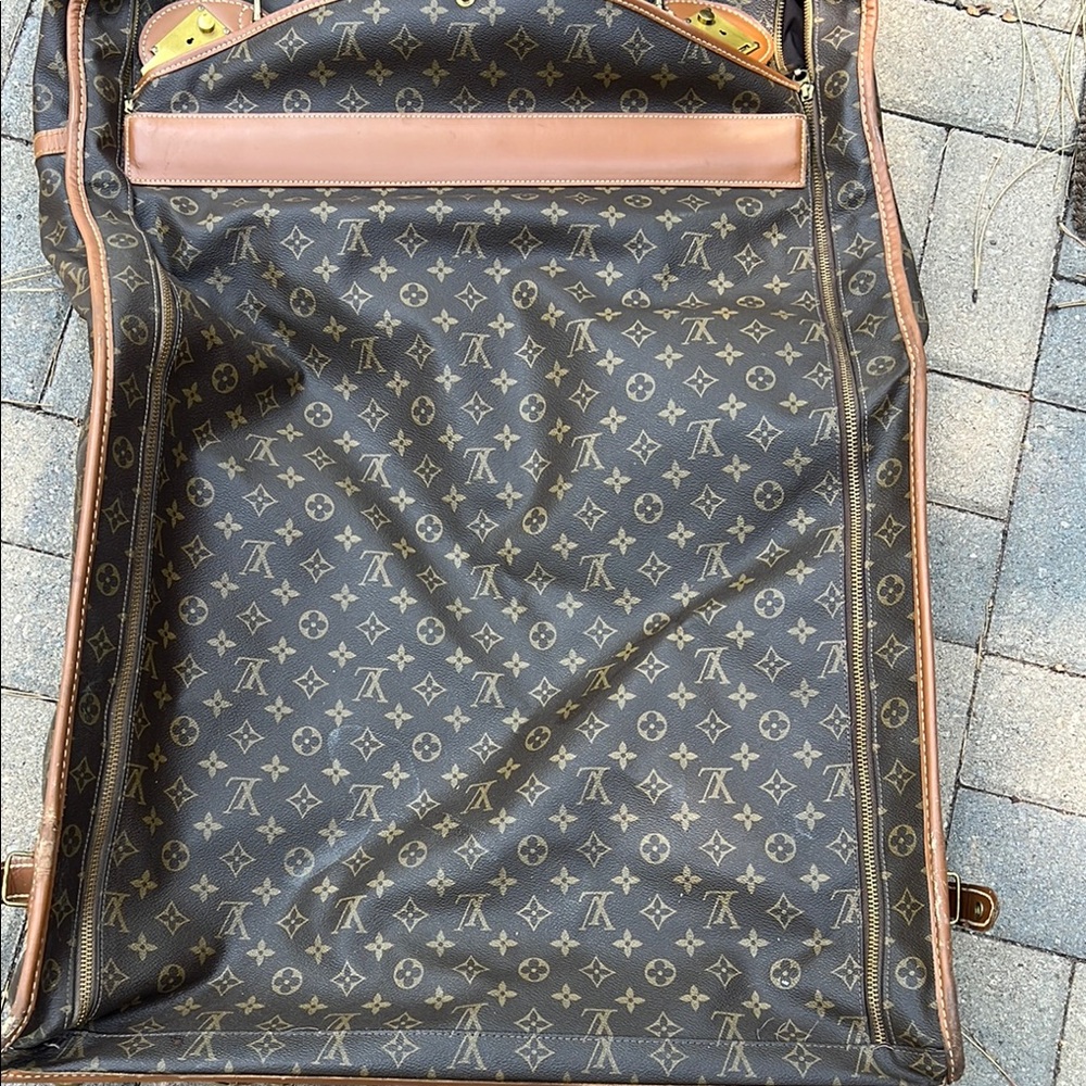 Louis Vuitton Brown Duffel Bag with Classic Design - Picture 5 of 12